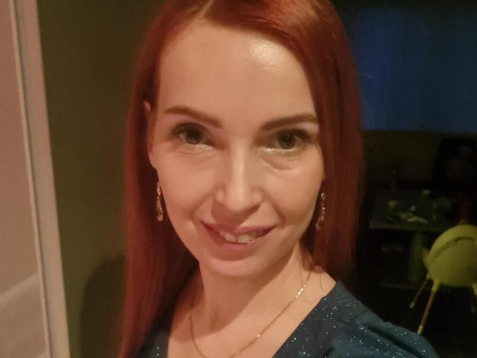 AnnieNox ha i capelli rossi, gli occhi verdi e un leggero sorriso. Indossa una camicia blu con piccoli pois bianchi, orecchini dorati e una collana dorata. Il suo seno è piccolo..