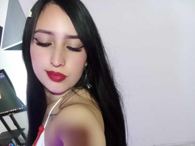 Chloey69 - Live Sex Cam - 28050413