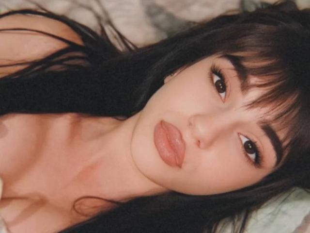 MySoftLinessa heeft donker, golvend haar, dikke wenkbrauwen en volle, roze lippen. Ze ligt neer en staart met een lichte, verleidelijke blik in de camera. Haar ogen zijn donker en aantrekkelijk..