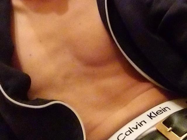 Sveniboy1-hot zeigt seine trainierte, muskulöse, nackte Brust mit einem sichtbaren Sixpack und schwarzer Calvin Klein Unterwäsche. Sveniboy1-hots Haut ist gebräunt, und die Unterwäsche ist weiß mit einem schwarzen Logo..