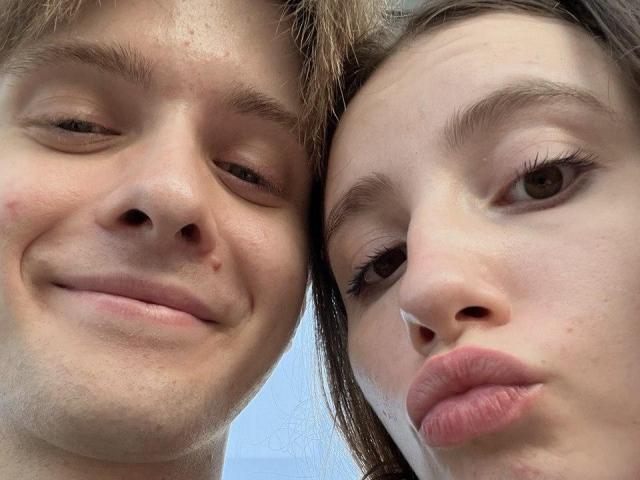 I volti di Michelle e James: le sue labbra rosa e gonfie che formano una smorfia da bacio, i suoi capelli castano chiaro, un leggero sorriso e una piccola macchia rossa sulla guancia. I suoi occhi marroni, le lunghe ciglia..