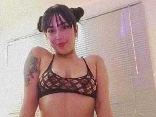 Lásd a AnalisseJade teljes profilját