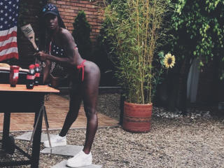 См. подробные сведения о модели SamaraaJackson69