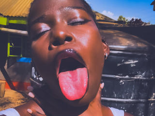 См. подробные сведения о модели KharlaQueen