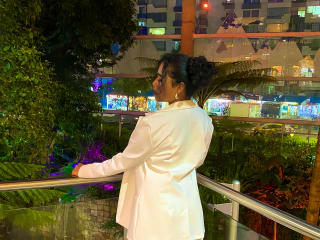 См. подробные сведения о модели SophieSonyas