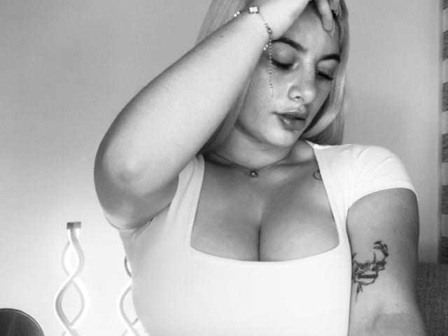 AtheneaRossi - Live sex cam - 28152068