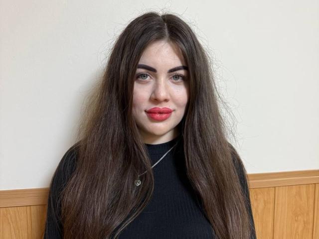 GrayLunna ha lunghi capelli castani, disordinati, rossetto rosso e una maglietta nera a coste. Indossa una collana d'argento con un piccolo ciondolo a forma di cuore. Ha il seno piccolo..
