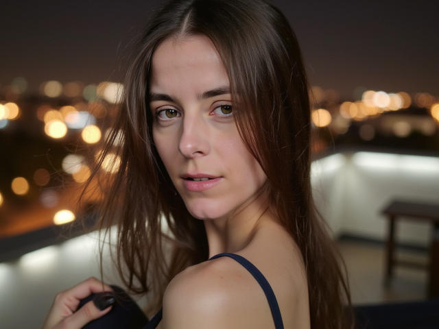 GlamMegi, con el pelo largo y castaño, tirantes finos azules y una ligera sonrisa, mirando por encima del hombro, con los pechos sutilmente visibles, en un paisaje urbano nocturno con luces borrosas..