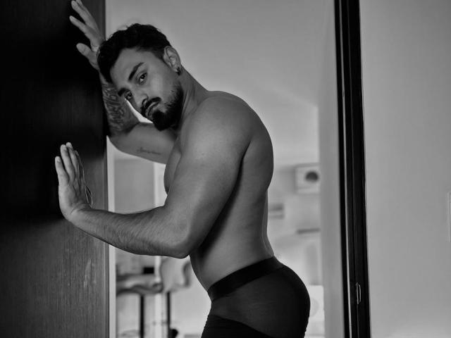 IvannaAndFriend - Live Sex Cam - 28216679