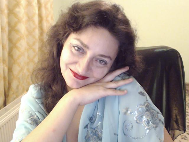 MikaMilf - online show exciting with this muscular build MILF 