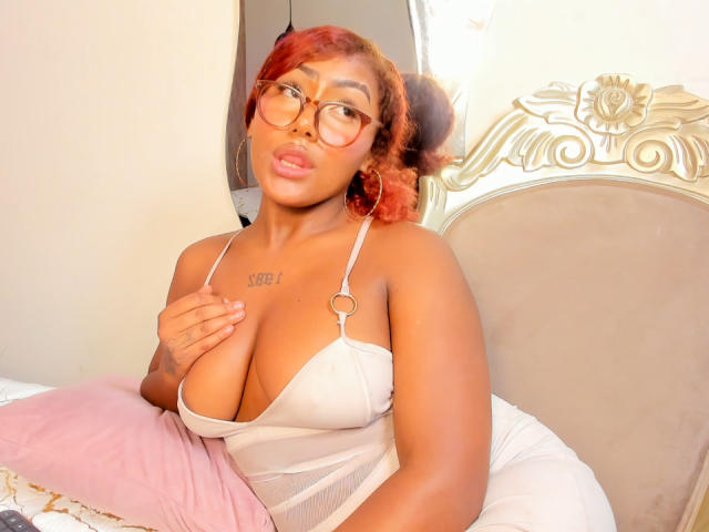 AmberQueeny - Élő pornó és szexkamera - 28268210