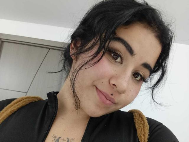 DayannaCold heeft zwart haar, bruine ogen en een kleine neusring. Ze draagt een zwarte top met bruine bandjes en heeft een tatoeage onder haar kin..