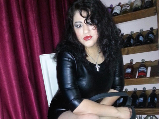 AriesQueenForU - Live cam sexe avec cette Fétichiste brune foncé sur le service Xlovecam.com 