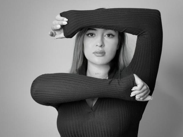 MaeCollins - Live Sex Cam - 28336094