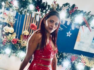 LuciaIsensuelle - Live Sex Cam - 28350431