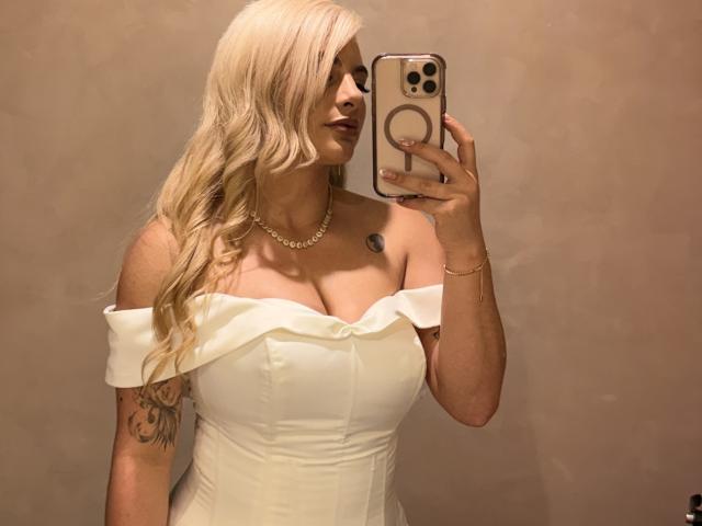 AtheneaRossi - Live porn &amp; sex cam - 28368011