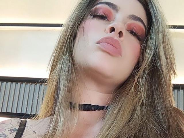 Christine Bray ha il rossetto rosa, un ombretto rosa intenso e i capelli castani lunghi. Indossa una collana nera e ha dei tatuaggi sul braccio sinistro. Le sue labbra sono leggermente carnose..
