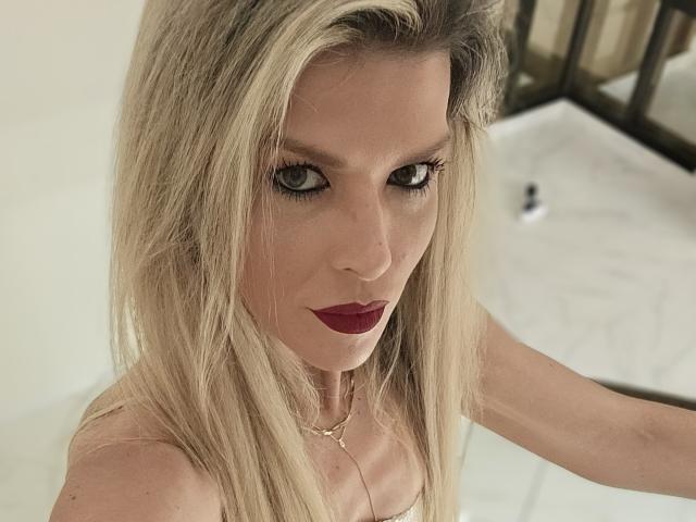 CherryBores ha i capelli biondi, gli occhi verdi e un rossetto rosso scuro. Indossa una collana d'oro e guarda verso la fotocamera con un leggero sorriso. Il suo seno è piccolo..