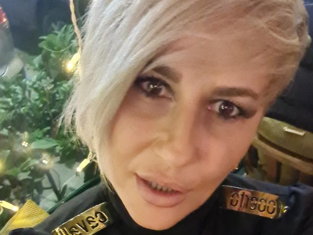 InanAIshtars ha i capelli corti, di un colore grigio-argento, gli occhi marroni con lunghe ciglia, e indossa un'uniforme scura da poliziotta con spalline dorate, mostrando un leggero sorriso. Il suo naso è leggermente all'insù..