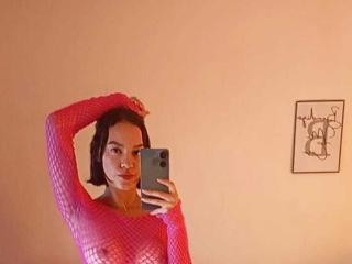 انظر إلى الملف المفصل لـ Adelyno