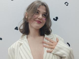 انظر إلى الملف المفصل لـ LariElla