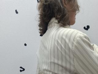 انظر إلى الملف المفصل لـ LariElla