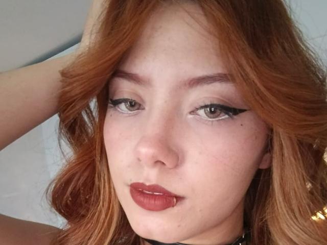 EmmaThomsonn - Live Sex Cam - 28510514