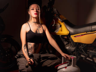 Lásd a MiaValentine teljes profilját