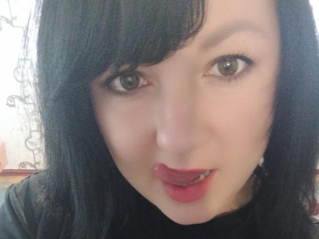 PattiLynn ha la pelle chiara, i capelli neri e gli occhi marroni, con il rossetto rosso, e tiene la lingua leggermente fuori. Si possono notare il suo nasino piccolo e il trucco leggero..