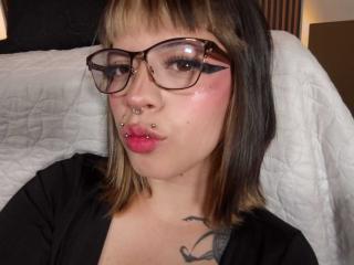 См. подробные сведения о модели NatashaHottson