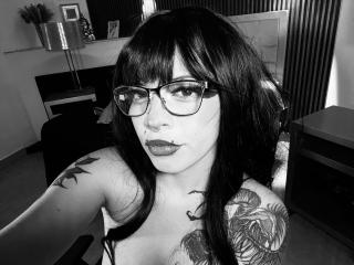 См. подробные сведения о модели NatashaHottson