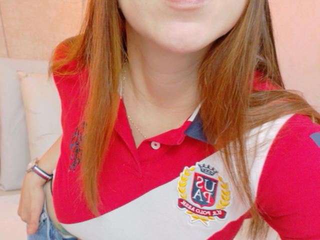 FreyaraVenwo's red and white sports jersey with "CUA" emblem, showing her pouty lips and straight brown hair, has a blue collar and a wrist with a bracelet.
