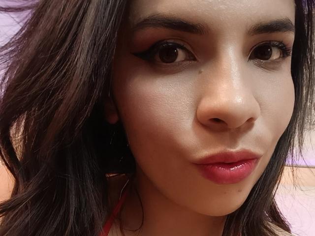 VioletaStone heeft donkerbruine ogen, volle, roze lippen en golvend zwart haar. Ze draagt zwarte eyeliner, en haar huid is glad met een lichte glans..