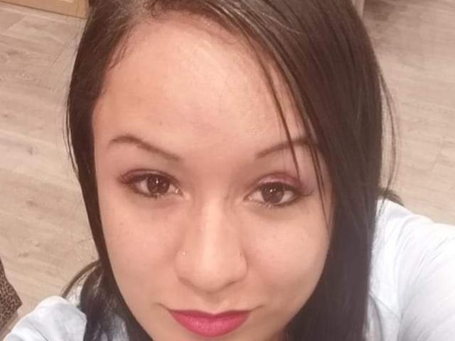 Luciana Dia hat braune Augen, rosafarbenen Lippenstift und schwarzes Haar mit einer Seitenteilung. Ihr Gesicht ist im Bild zentriert und zeigt ein leichtes Lächeln. Sie trägt ein helles Hemd..