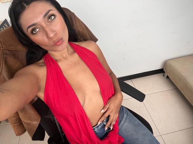 AmelineRousseau - Live Sex Cam - 28661033