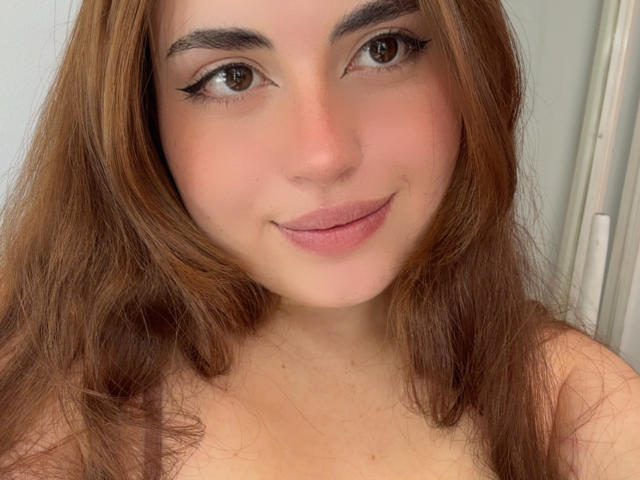 VicluX heeft lichtbruin, golvend haar, bruine ogen en een schattige glimlach met roze lippen. Ze draagt geen top en toont haar kleine, stevige borsten. Haar make-up omvat zwarte eyeliner..