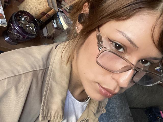 KiaraHernandezX - Live Sex Cam - 28756529