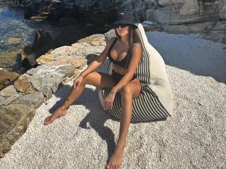 Se komplett profil för AriannaRuss