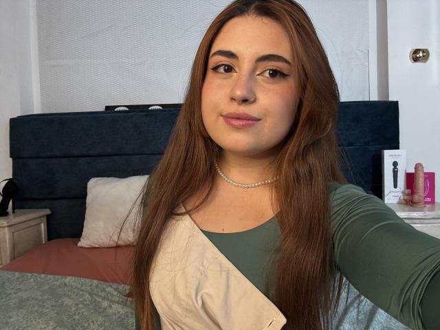 VicluX ha lunghi capelli castani, occhi verdi e un leggero sorriso. Indossa una maglietta verde e bianca con una collana di perle. Ha il seno piccolo ed è carina..