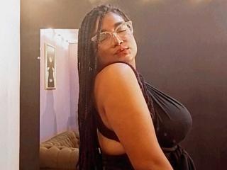 Vedere il profilo completo di LyraaBlack