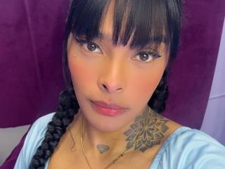 Se dtaljerede oplysninger for EmmaEbony