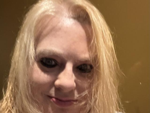 Cherish Williams ha i capelli biondi e umidi, un naso piccolo ed è sorridente con le labbra leggermente dischiuse. I suoi occhi azzurri sono rivolti verso la fotocamera. Indossa l'eyeliner nero..