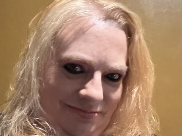 Cherish Williams, avec ses cheveux blonds vénitiens ondulés et un léger sourire, met en valeur son joli visage et ses yeux noirs. Son nez est petit et elle a une peau claire..