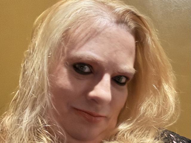 Cherish Williams hat blondes, welliges Haar, helle Haut und blaue Augen, mit einem leichten Lächeln. Ihre Nase ist klein, und ihr Make-up beinhaltet dunklen Eyeliner. Ihre Brüste sind nicht sichtbar..