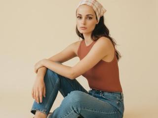 Lásd a CarolinePirs teljes profilját