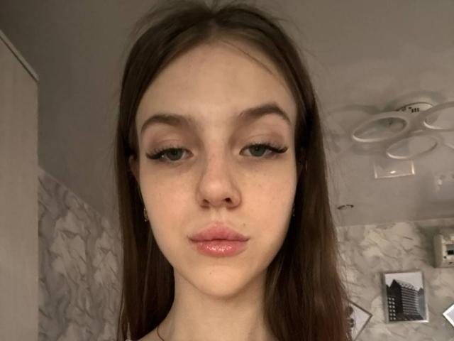 DignaHottie ha la pelle chiara, gli occhi verdi e le labbra rosa lucide. Ha un'espressione accigliata, con i lunghi capelli castani, e indossa un pesante eyeliner nero. Il suo naso è piccolo e guarda direttamente verso la fotocamera..