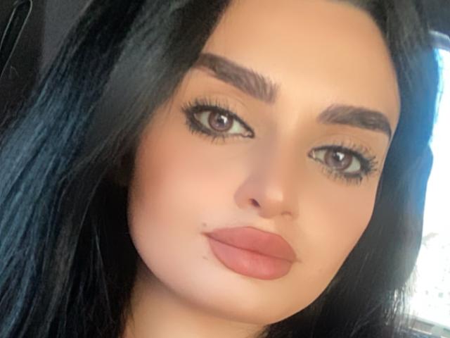 NightNymph tem cabelos escuros e lisos, sobrancelhas grossas, grandes olhos castanhos com cílios longos e lábios rosados, ligeiramente brilhantes. Sua pele é clara, com uma tez lisa e uniforme..