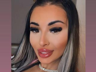 Yksityiskohtaiset tiedot mallista YanaSultana