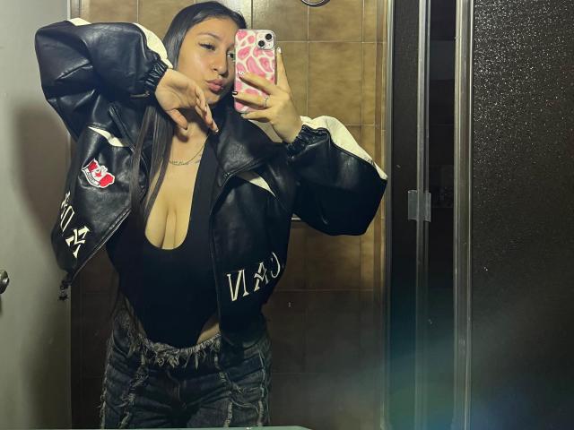 MaddyCarina - Live Sex Cam - 28956287