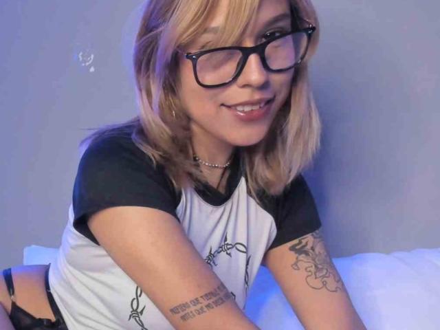 KiaraHernandezX - Live porn &amp; sex cam - 28972748